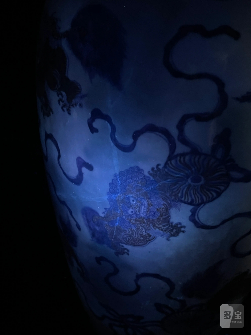 清乾隆 青花釉里红狮子绣球纹观音瓶 - 图20